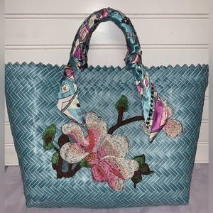 Hand woven woman’s hand bag with floral pattern NWOT.